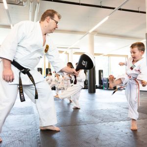 Karate, Kinder Karate, Kindergarten Kinder, Jugendliche, Erwachsenen Karate, Lebensschule, Lifeskills, Kampfsport, Karate Training, Selbstverteidigung, Krav Maga, Zürich, Dübendorf, Fällanden, Uster, Wallisellen, Dietlikon, Selbstschutz, Karate, Kung Fu, Judo, Erwachsenen Selbstverteidigung, 8600, 8001, 8117, 8606, Volketswil, Kampfkunst, Kampfsport, 8304, 8605, Krav Maga 360, Bruce Lee, Chuck Norris, Mobbing, Stop Mobbing, Kindergeburtstag, Kampfkunst Party, Aroha, Fitness, QiGong, Qi-Gong, Taichi, Arnis, MMA, JuJitsu, Brasilien JuJitsu, Ferien Camps, Shitoryu, Shukokai, Shitokai, Gojryu, Shotokan, Wadoryu, Kyusho, Kyusho Jitsu, Dillman, Paul Bowman, Pressure Points, Basel, Solothurn, Bern, Schweiz, Switzerland, Wild Goose Qigong, Dayan, Mixed Martial Arts, Probestunde, Trial Lesson, Online Training,